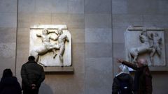 Visitantes del Museo Brit�nico observan relieves del Parten�n.