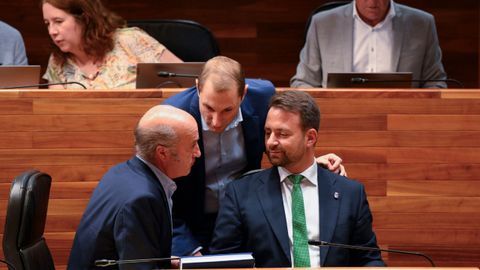 El diputado de Foro, Adri�n Pumares (c), junto al l�der del PP Asturiano, Alvaro Queipo (i) y el tambi�n diputado popular Luis Venta (i) durante el pleno de este mi�rcoles en el que la Junta General del Principado ha cerrado la investigaci�n sobre el accidente registrado en la mina de Cerredo en marzo de 2025, en el fallecieron cinco trabajadores, con la aprobaci�n de un dictamen respaldado por todos los grupos parlamentarios, salvo el PSOE, que exige depurar responsabilidades para cuatro ex consejeros y tres altos funcionarios de la administraci�n auton�mica
