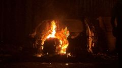 Disturbios en las calles de Belfast tras apu�alar un sudan�s a otro hombre en plena calle. L�deres de la extrema derecha brit�nica convocaron a manifestantes, que despu�s quemaron coches y provocaron des�rdenes en diferentes puntos de Irlanda del Norte