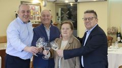 Gabriel y Estrella, los fundadores del negocio, brindan junto a sus hijos Ban y Carlos, al frente del establecimiento desde hace una d�cada