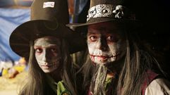 Dos vecinos de Maceda disfrazados en la edici�n del a�o pasado del Pobo Fantasma de Chaioso