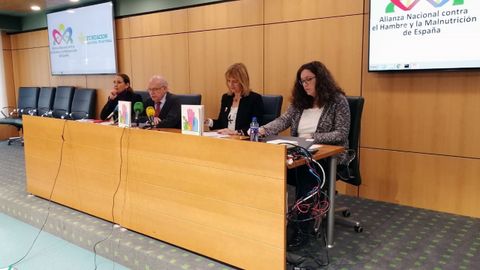 En el acto de presentaci�n intervinieron Alfonso Rodr�guez FIdalgo, presidente honor�fico de la Alianza Contra el Hambre y la Malnutrici�n; Marisa Ponga, concejala de Igualdad; y Andrea Su�rez, coautora de la gu�a