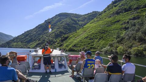 Pasajeros en una de las embarcaciones que cubren la ruta del can del Sil