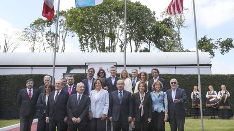 El presidente del Principado de Asturias, Adri�n Barb�n (3i); Laura Chinchilla (3d), expresidenta de Costa Rica; Jos� Mar�a Aznar (d, segunda fila), expresidente del Gobierno de Espa�a; Luis Lacalle Pou (7d, segunda fila), expresidente de Uruguay; Mauricio Macri (5d, segunda fila), expresidente de Argentina; Andr�s Pastrana (1d), expresidente de Colombia; Felipe Calder�n (4d), expresidente de M�xico, entre otros, posan este viernes tras el izado de la bandera de Guatemala en el Museo de la Emigraci�n Fundaci�n Archivo de Indianos, entregada por el empresario guatemalteco de origen asturiano, Dionisio Guti�rrez (3d, segunda fila) este viernes en Colombres