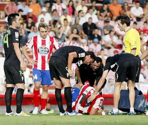 Mauro Quiroga es atendido despu�s de recibir la patada de Gaspar contra el C�rdoba.