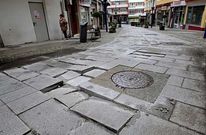 El mal estado de las losas es evidente en las dos calles y tambi�n su necesidad de sustituci�n.