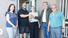 Entrega de las llaves de una casa en alquiler en Mu��os rehabilitada con ayudas de la Xunta