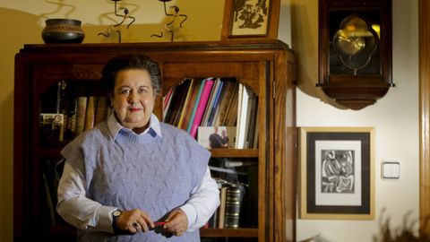 Garc�a Negro fotografada no seu domicilio da Coru�a, cidade na que reside hai 45 anos, diante dun moble biblioteca ao que lle ten especial aprezo porque foi feito por un t�o seu