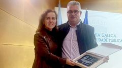 La alcaldesa xalleira, Mar�a Pose, junto al polic�a local de Santa Comba ya retirado, Manuel J. P�rez, en la entrega de medallas del buen servicio, distinciones p�blicos a los miembros de la Asociaci�n de Xefes do Corpo e Mandos de Polic�a Local. En la placa reconocen el trabajo de Calvo y le desean una feliz jubilaci�n.