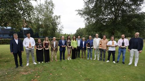 Las autoridades posan con los ganadores en el exterior del hotel