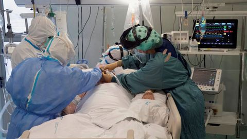 Sanitarios de la unidad de cuidados intensivos del Hospital Santa Lucia de Cartagena, atendiendo a un paciente