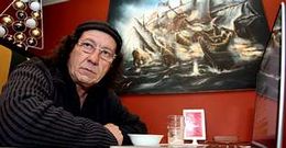Bertaggia, delante de una de las obras que tiene expuesta en la cafeter�a laxense.
