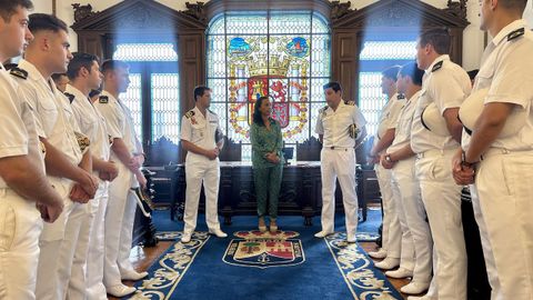 Momento de la recepci�n a los alumnos de la Escuela Naval en el Concello de Mar�n