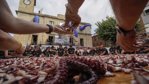 O Carballiño bate el récord de la tapa de pulpo más grande del mundo