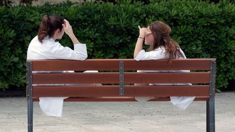 Dos sanitarias descansa en los alrededores del Hospital La Fe de Valencia 