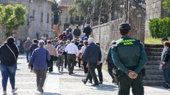 Un grupo de vecinos de Negreira acudieron al funeral del peque�o en Cambados