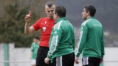 El �rbitro �lvaro Val�n se dirige al delegado, Mois�s Rodr�guez, con el entrenador del Xove Lago, Piru, al fondo, durante el partido contra el Oural.