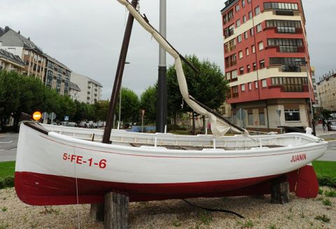La rotonda de O Xard�n cuando luc�a el bote (ahora retirado) en el que navegaba Calvo-Sotelo. 