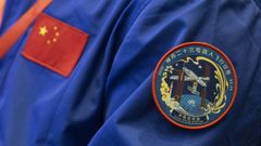 Uno de los astronautas de la misi�n Shenzhou-23 porta el emblema de la estaci�n espacial Tiangong