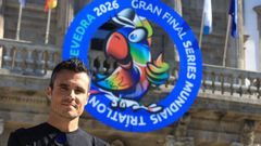 Javier G�mez Noya, junto al logotipo de la final del mundial de triatl�n
