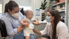 Almudena Bueno con su beb� Ant�n en la consulta de la matrona Laura Vila