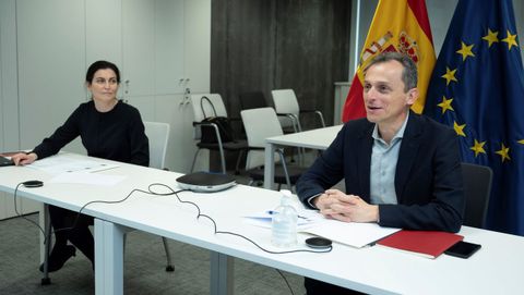 El ministro de Ciencia e Innovacin, Pedro Duque, ha mantenido este viernes una videoconferencia con los responsables de cuatro ensayos clnicos financiados por el Fondo COVID que investigan sobre tratamientos frente a la enfermedad provocada por el coronavirus SARS-CoV-2