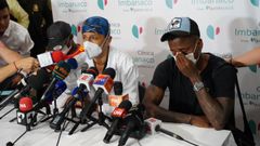 Uno de los hijos de Freddy Rinc�n junto con el m�dico que anuncia el fallecimiento del exfutbolista