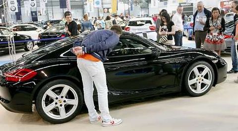 Los vehículos de gama alta siempre captan la atención de los visitantes, como este, en el Salón del Automóvil Vigo.