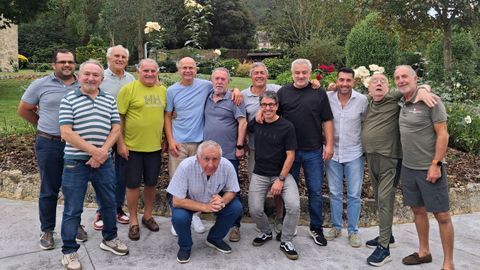 Manuel Toxeiro, de pie el sexto por la izquierda, con compa&ntilde;eros y amigos ayer en Alfoz