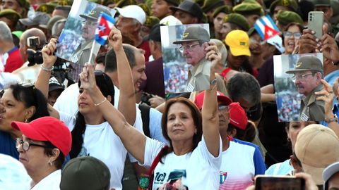 Personas portan im�genes�de Ra�l Castro en una manifestaci�n�en La Habana el pasado viernes.