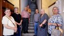 De izquierda a derecha, Carmen, Mercedes, Antonio, Pilar, Manolo, Josefina y Josefa. Esta �ltima vecina, que peleaba por poder llegar a su casa sin riesgos, falleci� el mi�rcoles, antes de la publicaci�n de este reportaje