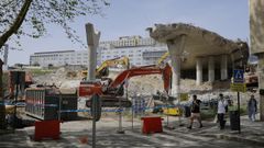 Las obras de derribo del escal�xtric del Chuac contin�an con la demolici�n del lazo situado sobre As Xubias