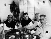 <span lang= es-es >De Fraga y Baltar a Graham Greene</span>. El expresidente de la Xunta, Manuel Fraga, saludando a Dami�n Y��ez -en presencia de Baltar- en la clausura de un congreso de archiveros celebrado en el monasterio. A la derecha con David Cabello, el escritor Graham Greene y Leopoldo Dur�n. 