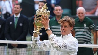 Jannik Sinner, levantando el trofeo de campe&oacute;n de Wimbledon.