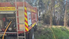 Una motobomba del GES de Ortigueira, en la extinci�n del incendio declarado el d�a 3 de abril en Brandariz, en Luama