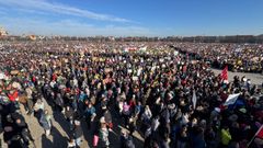 Decenas de miles de personas�asisten a una manifestaci�n contra el extremismo de derecha y la Alternativa para Alemania en M�nich.