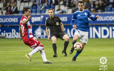 Sergio Tejera pugna por un bal�n con Montoro