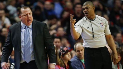 Un �rbitro discute con el entrenador de los Bulls, Tom Thibodeau