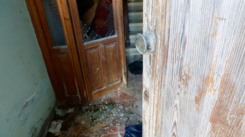 Interior de la casa okupada y con basura en el 630 de la carretera de Castilla