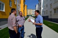 El alcalde y los ediles de Obras y Servicios, en una visita a las obras del poblado de A Fraga.