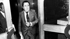El pol�tico gallego P�o Cabanillas, saliendo de la sede de UCD en Madrid, en mayo de 1986. 