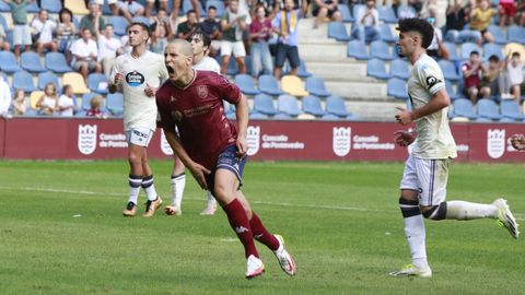 Rufo celebrando un gol con el Pontevedra