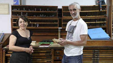 Puri y Lolo en Encadernaci&oacute;ns Maceira, el taller de las galer&iacute;as de la calle Amor Ruibal donde a&uacute;n siguen manteniendo este oficio artesanal. &laquo;En Galicia xa quedamos poucos encadernadores e temos moit&iacute;simo traballo, a&iacute;nda que &eacute; algo manual, polo que leva o seu tempo e polo tanto non &eacute; demasiado barato&raquo;, cuenta la pareja que forma t&aacute;ndem en este negocio familiar.
