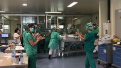 El primer paciente con coronavirus que abandon� entre aplausos la uci del Hospital �lvaro Cunqueiro