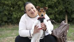B�rbara Rodr�guez, con el perro Oreo, que sufri� lesiones al ser atacado por dos perros cuando paseaba con su hijo, que tambi�n result� herido