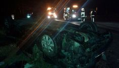 El coche en el que iban los tres heridos se sali� de la carretera y volc� junto al cruce de Neiras