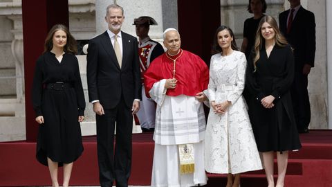 Los reyes Felipe y Letizia junto a la princesa Leonor y la infanta Sof�a reciben al papa Le�n VIX a su llegada al Palacio Real.