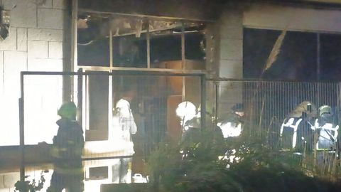 Incendio en una muebler�a abandonada en Avil�s