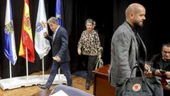 El alcalde Lores e Iv&aacute;n Puentes, en un pleno del Concello de Pontevedra del inicio de este mandato