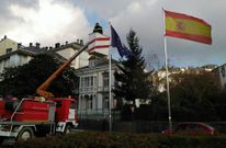 En la foto de la izquierda, la concentraci�n anoche en Burela; arriba, momento en que retiran la bandera de la UE ayer en Viveiro y en Ribadeo. 